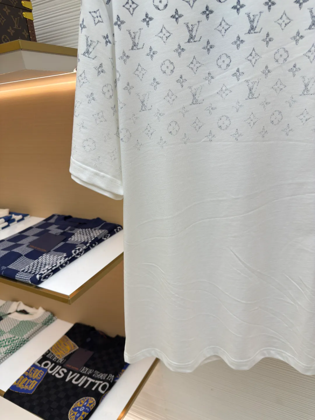 LOUIS VUITTON gradient presbyopic T-shirt ●Authentic product: purchased and developed by 8450 ●Item number: 1680208-A10 ●Fabric: refined sulfur cotton fabric ●Technology: printing production ●Version: fitted version ●Weight: about 305 grams ●Size: XS-S-M-L ●Description: The fabric is made of 32s double-ply combed cotton compact siro-spun yarn, matched with 1*1 flat knitted cotton thread. The entire garment's front and rear panels, left and right sleeves, are printed with Kornit white ink digital direct injection. The first draft is made based on the Y-plate scanned pattern, and the clarity of the first draft is corrected by hand to ensure that the printed flower pieces have a gradient and orderly visual effect. The overall wiring is straight and delicate, the fabric is comfortable and soft, and the color is consistent without color difference. It can be matched with the same style to create a fashionable look and control various occasions. Customized accessories, complete with three standards, same style for men and women!